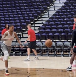 竞技宝官网-记者：混音热身时专门跑了一套围绕杨瀚森低位策应的传切配合